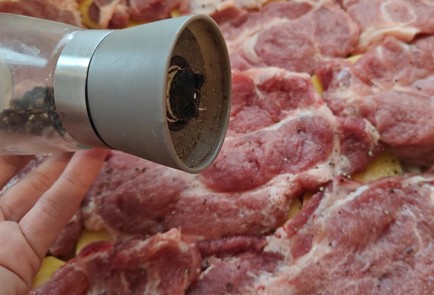 Фото шага рецепта Свинина с картофелем в духовке 189093 шаг 8  