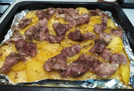 Фото шага рецепта Свинина с картошкой в фольге 190901 шаг 10