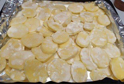 Фото шага рецепта Свинина с картошкой в фольге 190901 шаг 6