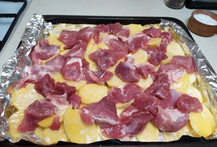 Фото шага рецепта Свинина с картошкой в фольге 190901 шаг 7
