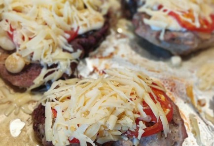 Фото шага рецепта Свинина с сыром и помидорами в духовке 174096 шаг 12  