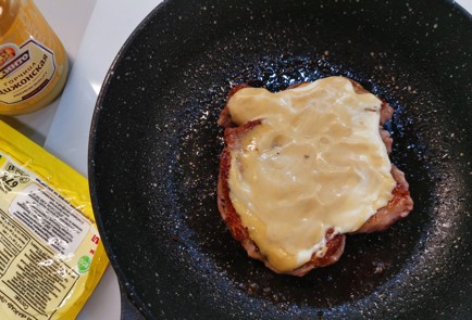 Фото шага рецепта Свинина с сыром 189202 шаг 5  