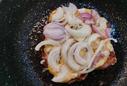 Фото шага рецепта Свинина с сыром 189202 шаг 6  