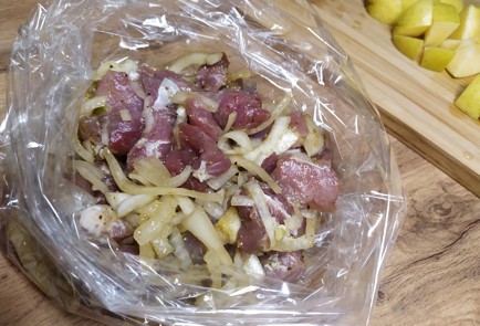 Фото шага рецепта Свинина с яблоками в рукаве 188946 шаг 7