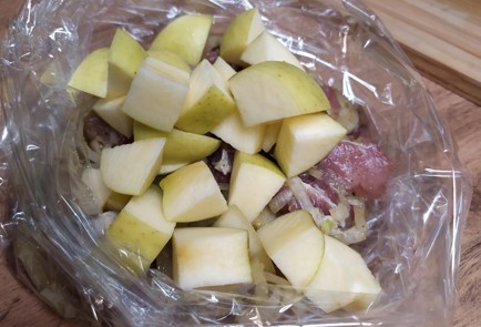 Фото шага рецепта Свинина с яблоками в рукаве 188946 шаг 8