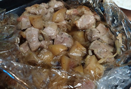 Фото шага рецепта Свинина с яблоками в рукаве 188946 шаг 9