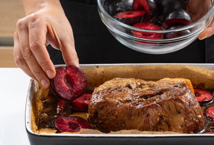 Фото шага рецепта Свинина со сливами 187035 шаг 9  