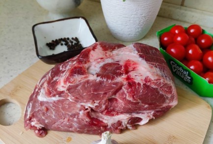 Фото шага рецепта Свинина сочная с чесноком в пергаменте 153259 шаг 1  