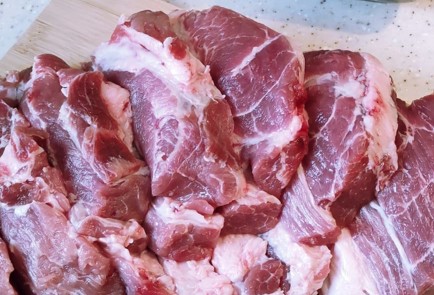 Фото шага рецепта Свинина сочная с чесноком в пергаменте 153259 шаг 2  