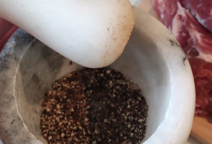 Фото шага рецепта Свинина сочная с чесноком в пергаменте 153259 шаг 3  