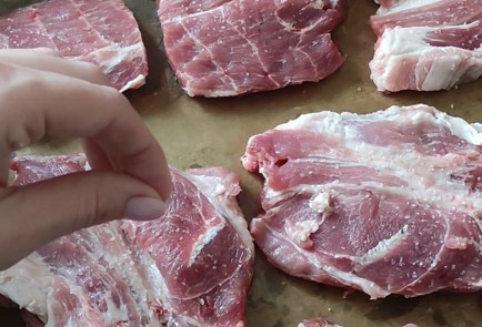 Фото шага рецепта Свинина сочная с чесноком в пергаменте 153259 шаг 5  