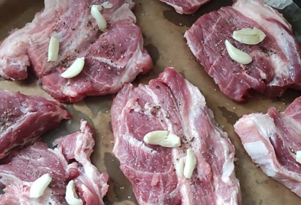 Фото шага рецепта Свинина сочная с чесноком в пергаменте 153259 шаг 7  