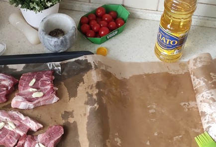 Фото шага рецепта Свинина сочная с чесноком в пергаменте 153259 шаг 8  