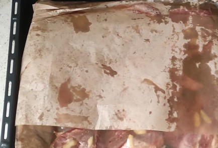 Фото шага рецепта Свинина сочная с чесноком в пергаменте 153259 шаг 9  