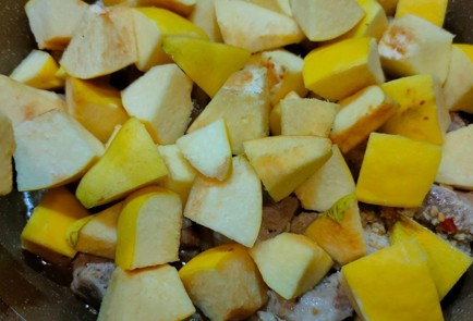 Фото шага рецепта Свинина тушеная с айвой 187916 шаг 9  