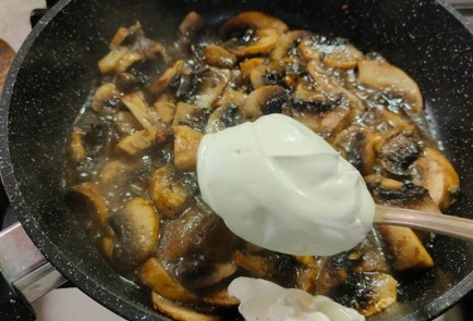 Фото шага рецепта Свинина в духовке с грибной подливкой 191367 шаг 16