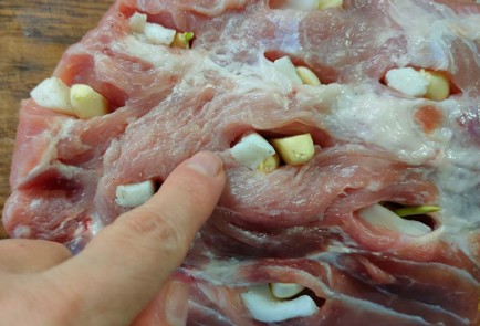 Фото шага рецепта Свинина в духовке с грибной подливкой 191367 шаг 4