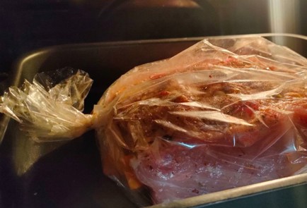 Фото шага рецепта Свинина в духовке с грибной подливкой 191367 шаг 9