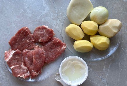 Фото шага рецепта Свинина в духовке с картофелем 190538 шаг 1  
