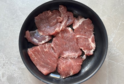 Фото шага рецепта Свинина в духовке с картофелем 190538 шаг 2  