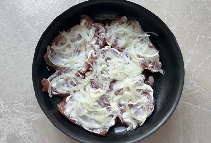 Фото шага рецепта Свинина в духовке с картофелем 190538 шаг 4  