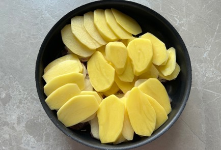 Фото шага рецепта Свинина в духовке с картофелем 190538 шаг 5  