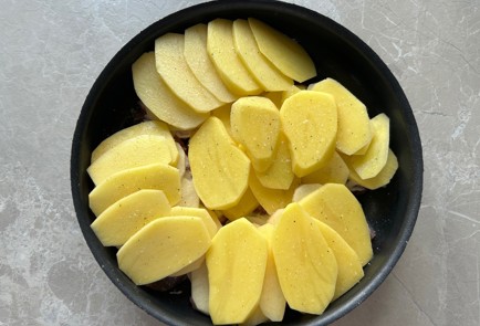 Фото шага рецепта Свинина в духовке с картофелем 190538 шаг 6  