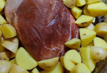 Фото шага рецепта Свинина запеченная с картофелем и морковью 175323 шаг 4  