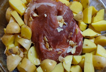 Фото шага рецепта Свинина запеченная с картофелем и морковью 175323 шаг 7  