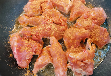 Фото шага рецепта Свиной гуляш в сливовом соусе 152188 шаг 4