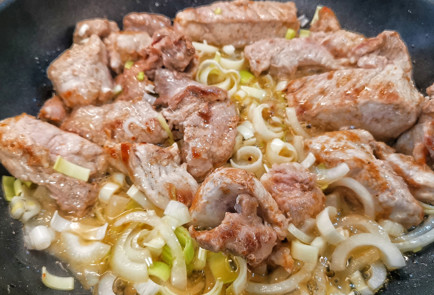 Фото шага рецепта Свиной гуляш в сливовом соусе 152188 шаг 5