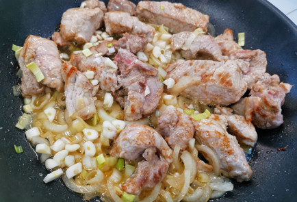 Фото шага рецепта Свиной гуляш в сливовом соусе 152188 шаг 6