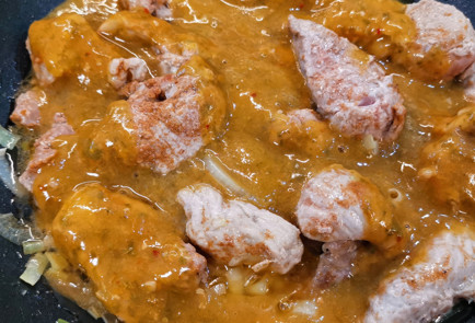 Фото шага рецепта Свиной гуляш в сливовом соусе 152188 шаг 7