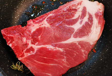 Фото шага рецепта Свиной стейк мраморный из шейки 151990 шаг 2