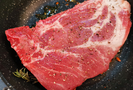 Фото шага рецепта Свиной стейк мраморный из шейки 151990 шаг 3