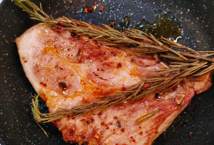 Фото шага рецепта Свиной стейк мраморный из шейки 151990 шаг 4