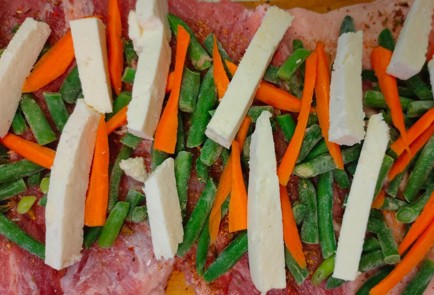 Фото шага рецепта Свиной рулет с овощами 188452 шаг 12  