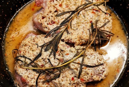 Фото шага рецепта Свиной стейк запеченный в маринаде из хрена 153099 шаг 10  