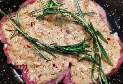 Фото шага рецепта Свиной стейк запеченный в маринаде из хрена 153099 шаг 8  