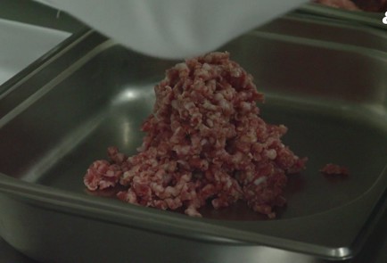 Фото шага рецепта Свиные колбаски с фенхелем 176324 шаг 5  