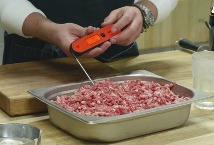 Фото шага рецепта Свиные колбаски с фенхелем 176324 шаг 6  