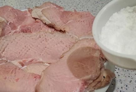 Фото шага рецепта Отбивная из свинины на сковороде 190201 шаг 5  