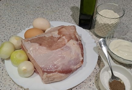 Фото шага рецепта Отбивная из свинины в кляре из лука 190206 шаг 1  