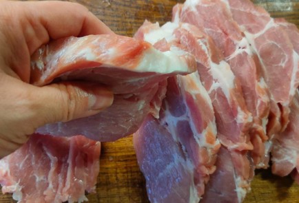 Фото шага рецепта Свиные отбивные в яйце 191292 шаг 2