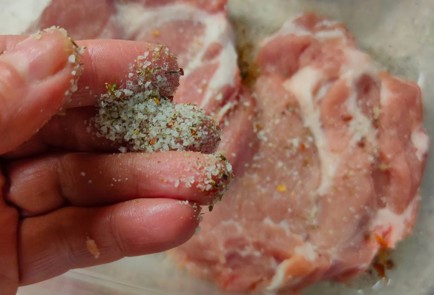 Фото шага рецепта Свиные отбивные в яйце 191292 шаг 4