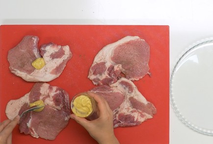 Фото шага рецепта Свиные отбивные 139960 шаг 2