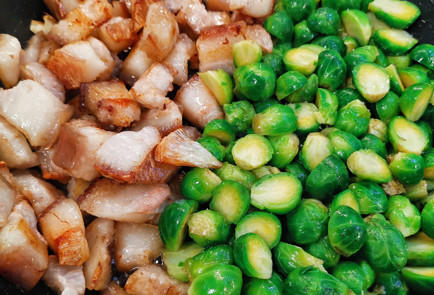 Фото шага рецепта Свиные щечки с брюссельской капустой 151514 шаг 12  