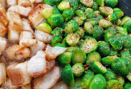 Фото шага рецепта Свиные щечки с брюссельской капустой 151514 шаг 15  