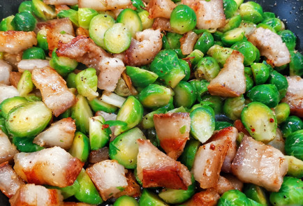 Фото шага рецепта Свиные щечки с брюссельской капустой 151514 шаг 16  