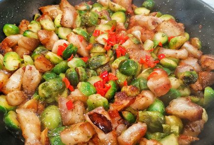 Фото шага рецепта Свиные щечки с брюссельской капустой 151514 шаг 20  